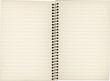 © ameaz_23 - Una libreta antigua abierta con hojas rayada y encuadernación en espiral abierta, lista para escribir.