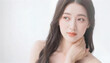 © Yka - 首筋に手を添えて遠くを見つめる若い女性のポートレート