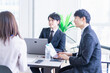 © maroke - 楽しくオフィスで働くビジネスパーソン