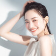 © Designer's Stockroom - 白い歯と美しい肌の笑顔の女性。美容、スキンケア、オーラルケア用素材。