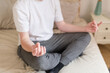 © Westend61 - Man meditating cross-legged on bed at home practicing mindfulness