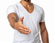 © theshooter - Hombre joven con camiseta blanca extendiendo la mano en gesto de saludo y bienvenida, concepto de cercanía, bienvenida, confianza, trato humano, acuerdo de trabajo, honestidad y compromiso