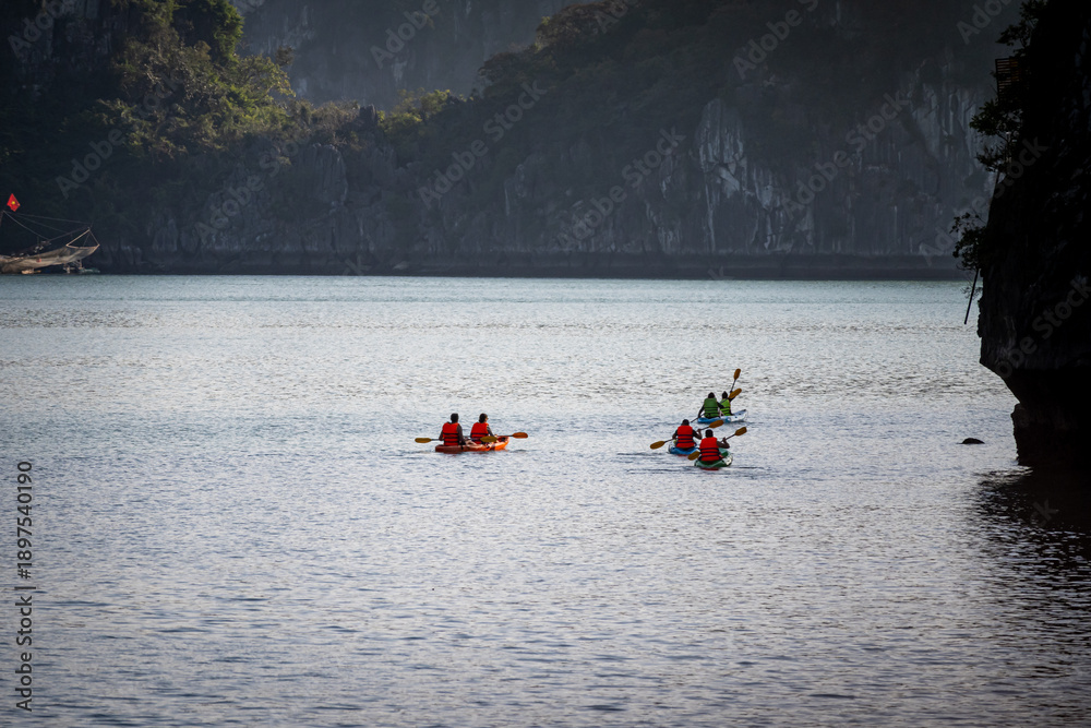 Kajakfahrer zwischen Karstfelsen in der Halong-Bucht