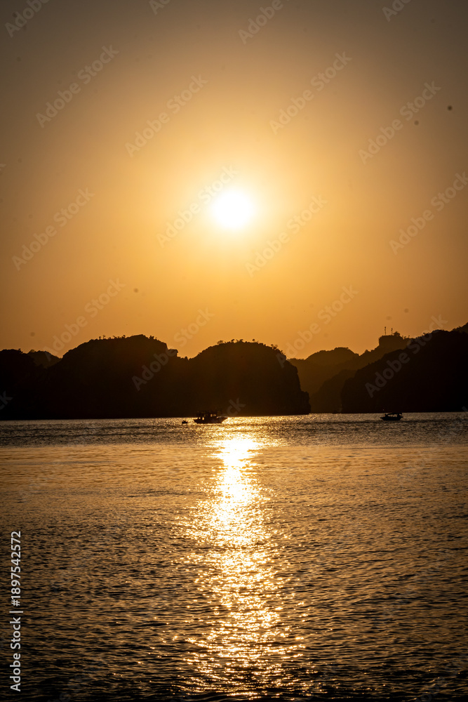 Sonnenuntergang über der Halong-Bucht in Vietnam
