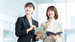 © Trickster* - 2人の女性ビジネスパーソンがアイデアを共有しながら企画を考える打ち合わせ, Two Businesswomen Sharing Ideas and Planning Together in a Meeting