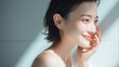© Designer's Stockroom - 健康的で透明感のある美しい肌の笑顔の女性