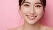 © Yka - ピンクの背景で微笑む肌の綺麗な若い日本人女性