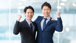 © Trickster* - 目標達成を喜ぶ2人のビジネスパーソン, Two business professionals celebrating the achievement of their goal