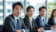 © sayaka_illust - モダンなオフィスで会議に臨む日本人ビジネスチーム｜スーツ姿の会社員による企業ミーティング・打ち合わせ風景