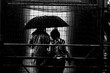 © Luiz Leite - Pessoas usando capa de chuva e guarda chuva.