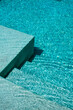 © José Grageda - Vista detallada de una piscina con agua turquesa cristalina y reflejos de luz natural sobre superficie arquitectónica moderna. Concepto de lujo, descanso, verano y estilo de vida relajado