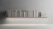 © youns - Maqueta de bestseller con soporte de cubierta en un estante de una biblioteca o tienda. Volúmenes de libros realistas con lomos vacíos se alinean en un estante colgado en la pared.