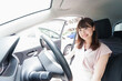 © maroke - 車を運転する若い日本人女性