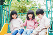 © maroke - 滑り台で遊ぶ小さな子どもたち