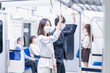 © maroke - マスクをして電車移動をする若い女性