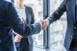 © polkadot - 握手するビジネスパーソン