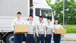 © metamorworks - トラックの前に並ぶデリバリースタッフのグループ