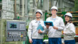 © metamorworks - 工場、タブレット、作業員、目標、挑戦、チャレンジ、笑顔、チームワーク、スタッフ、製造業、安全、雇用、男性、安心、仕事、見上げる、希望、ビジネス、同僚、仲間、中小企業、女性、融資、産業、工業、モノづくり、メーカー、エンジニア、人材、働く、作業服、従業員、労働者、工員、職人、職場、現場、日本人、操作盤、コントロールパネル、制御、マシンオペレーター、工作機械、管理、フィールドエンジニア、生産技術、DX、