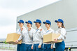© metamorworks - トラックの前でガッツポーズする作業員のグループ