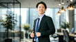 © Trickster* - オフィスで自信に満ちた表情の若手男性ビジネスマン, Confident Young Male Businessman in Modern Office