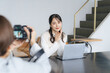 © metamorworks - オフィスでプロフィール写真を撮影する女性