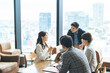 © metamorworks - ビジネス、カジュアル、会話、会議、ミーティング、チームワーク、面談、相談、コミュニケーション、グループ、オフィス、室内、ビジネスパーソン、ビジネスマン、協力、同僚、仕事、職場、企業、会社員、打ち合わせ、商談、日本人、男性、女性、カフェ、経営、交渉、ロビー、コンサルタント、コンサルティング、カウンセリング、カウンセラー、スタートアップ、明るい、笑顔、都会、日本、東京、サポート、サービス、接客、ノート