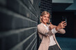 © Zamrznuti tonovi - Businesswoman taking selfie smiling thumbs up success