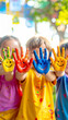© Sina Ettmer - Kinder mit bunten angemalten Händen