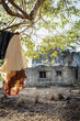 © Benjamin - Alltag in Kenia – Traditionelle Kleidung hängt zum Trocknen vor einem alten Steinhaus in Malindi