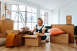 © oneinchpunch - Single woman relocating in a new apartment