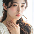 © toko_studio - 不安で手を組む若い女性/Anxious young woman clasping her hands