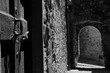 © anghifoto - Borghi e vicoli d'Italia in bianco e nero. Architettura medievale tipica dei borghi dell'Italia storica