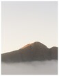 © Gaïan - Pic rocheux émergent de la brume matinale, montagnes françaises