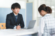 © buritora - Male businessman interviewing female employee (temporary employee, part-time employee, contract employee)