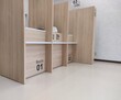 © けーーーーーーーーーーーーん - モダンな木調の受付カウンター