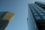 Nowoczesne wieżowce biurowe – architektura biznesowa w perspektywie z dołu