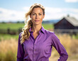 © theshooter - mujer agricultora con camisa morada mirando en campo de cultivo, concepto de liderazgo femenino mujer trabajadora, trabajo rural independencia y éxito en el dia internacional de la mujer