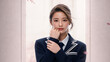 © kazu - スマートフォンを持つプロフェッショナルな女性