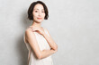 © aijiro - ポージングをするショートヘアの女性　ビューティイメージ
