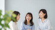 © Blue Studio - オフィスで会話・談笑・ミーティングする女性たち：打ち合わせ・同僚