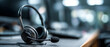 © rafaelnlins - Headset profissional em mesa de escritório representando central de atendimento, suporte ao cliente e comunicação empresarial em serviços de assistência e suporte técnico