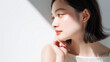 © Designer's Stockroom - 清潔感と透明感のあるみずみずしい白い肌の女性の横顔。 美容、スキンケア、素材