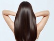 © Arch & Human Studio - 後ろ姿で両手を頭に添えて美しい艶のあるロングヘアを見せるストレートヘアの女性