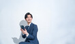 © ponta1414 - 携帯を持つ若手サラリーマン男性