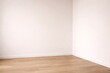 © Татьяна Евдокимова - Minimalist interior corner with smooth white walls, crisp baseboard and light wooden plank flooring, a clean neutral backdrop for modern residential or real estate design and staging