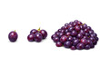 © Dunia - Grape Quantity Comparison – Single Grape, Small Bunch, and Large Pile of Purple Grapes