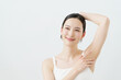 © gohan - 白背景の脇に手を当てて微笑む若い日本人女性　脱毛イメージ