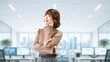 © Trickster* - スマートフォンで通話するビジネスウーマン オフィスで連絡する女性のビジネスイメージ, Businesswoman Talking on Smartphone in Office Communication Concept
