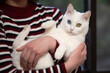 © hakase420 - 飼い主に抱かれている白い猫