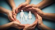 © youns - Manos de adultos y niños sosteniendo recortes familiares de papel, hogar familiar, cuidado de crianza, concepto de caridad para personas sin hogar, salud mental familiar, presupuesto y concepto de cos
